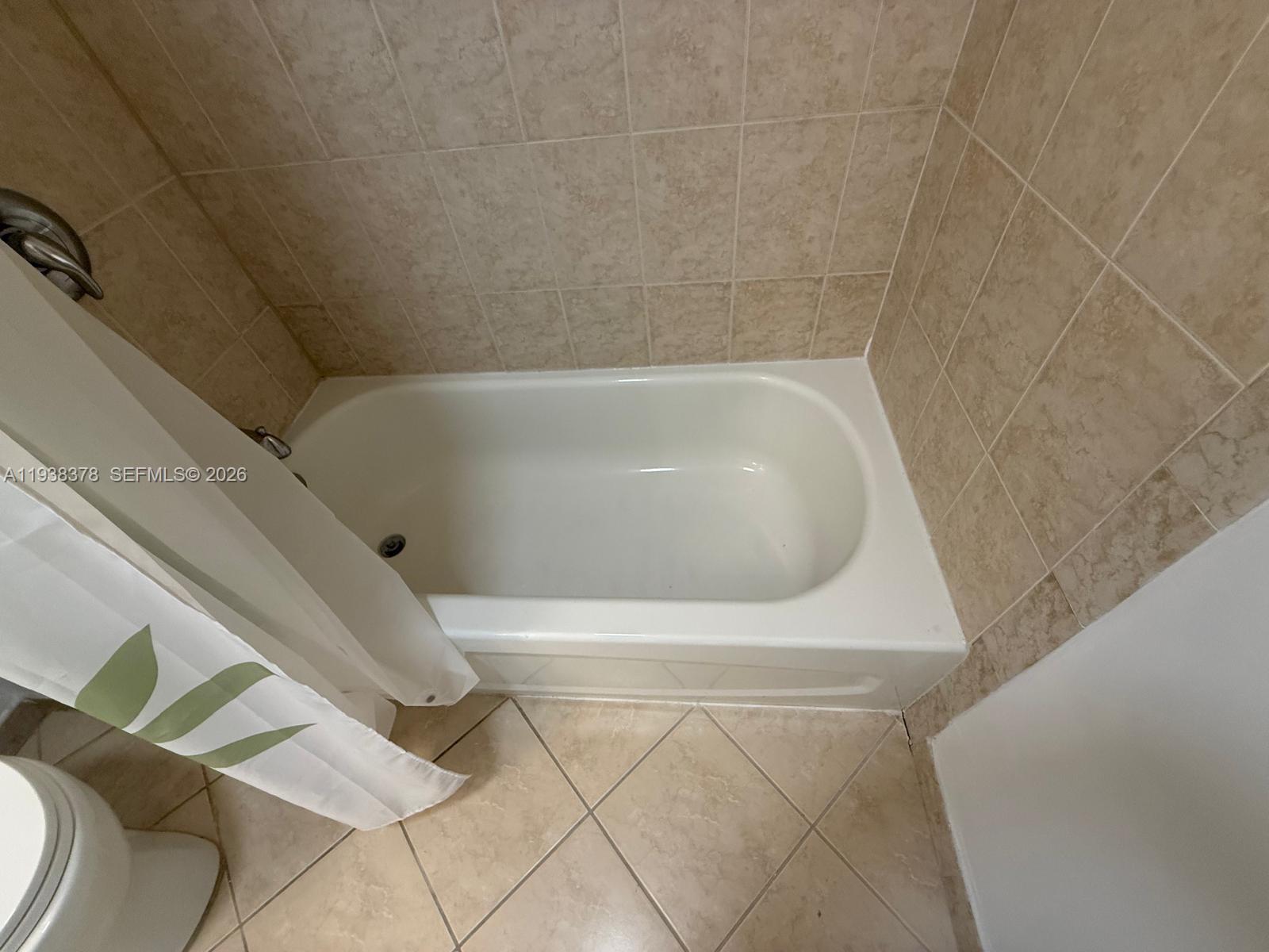 8390 Southwest 72nd Avenue, Unit 520 Miami, FL 33143 - Photo 34 of 61 a bathroom with a bathtub
