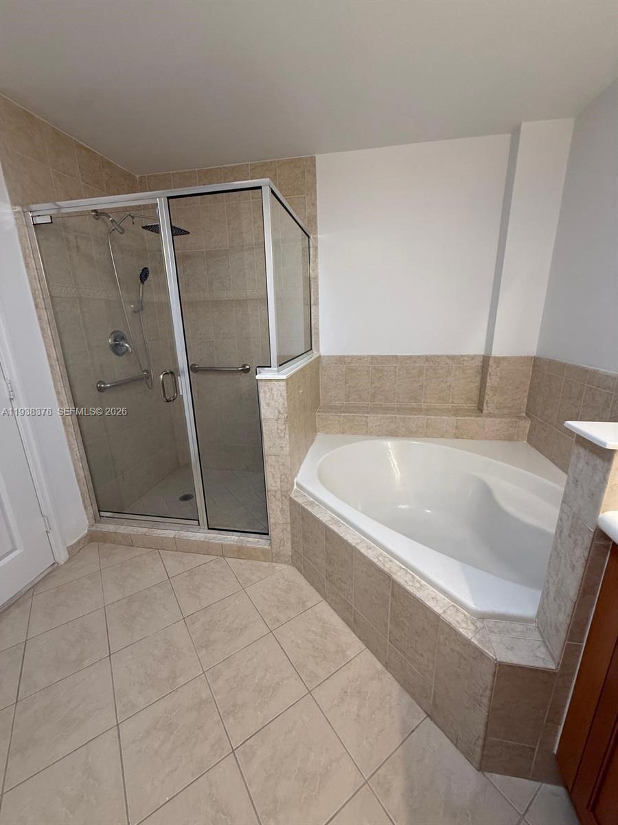 8390 Southwest 72nd Avenue, Unit 520 Miami, FL 33143 - Photo 50 of 61 a spacious bathroom with a bathtub and a shower