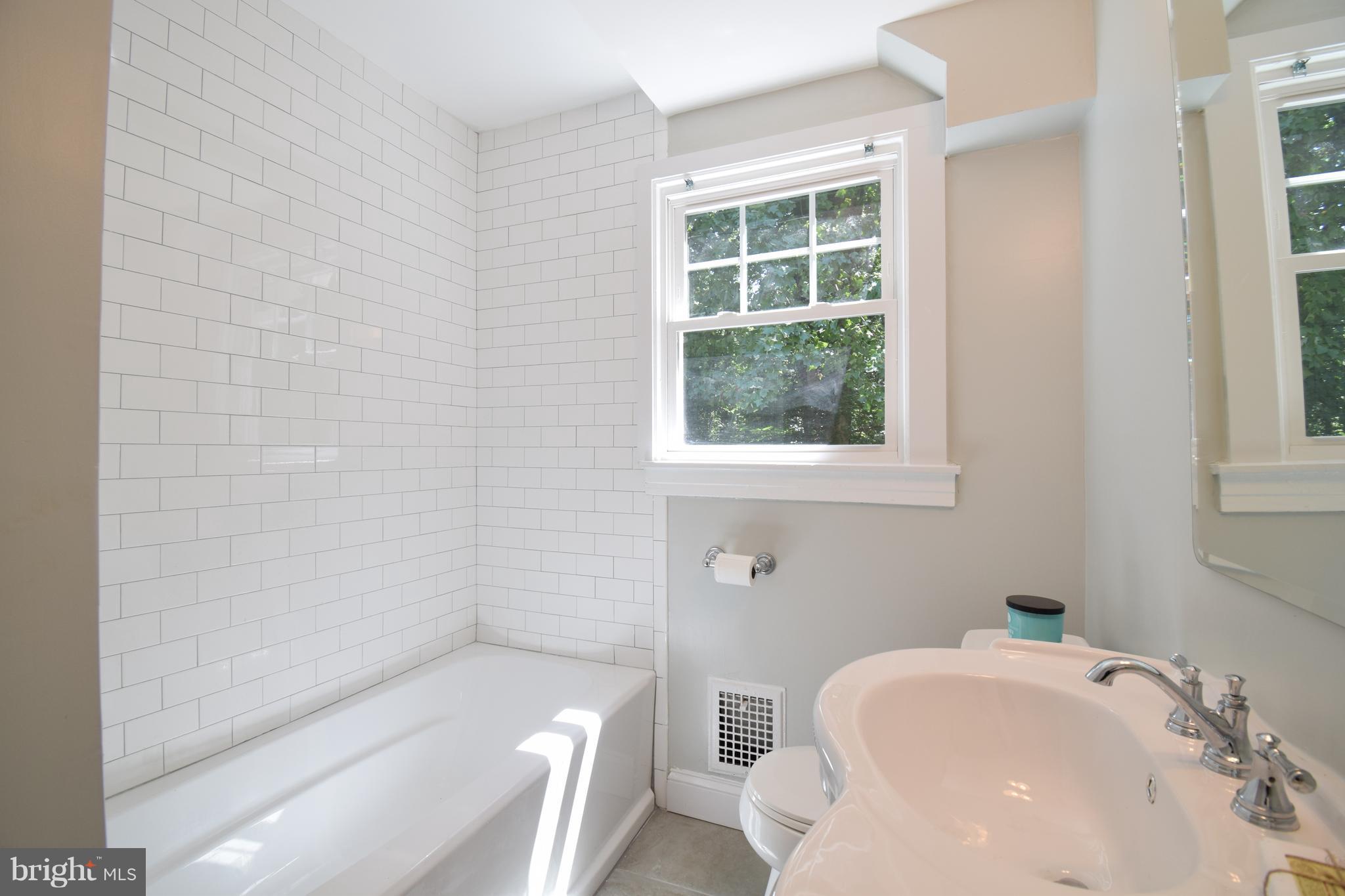 516 Pafel Road Annapolis, MD 21401 - Photo 11 of 30 Main level bath