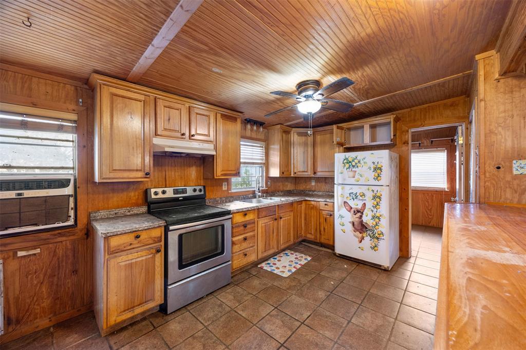 237 Linda Lee Crossing Whitney, TX 76692 - Photo 8 of 26