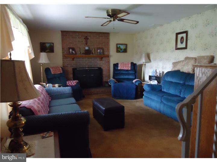 3200 Stoudts Ferry Bridge Road Reading, PA 19605 - Photo 7 of 18 Living Room