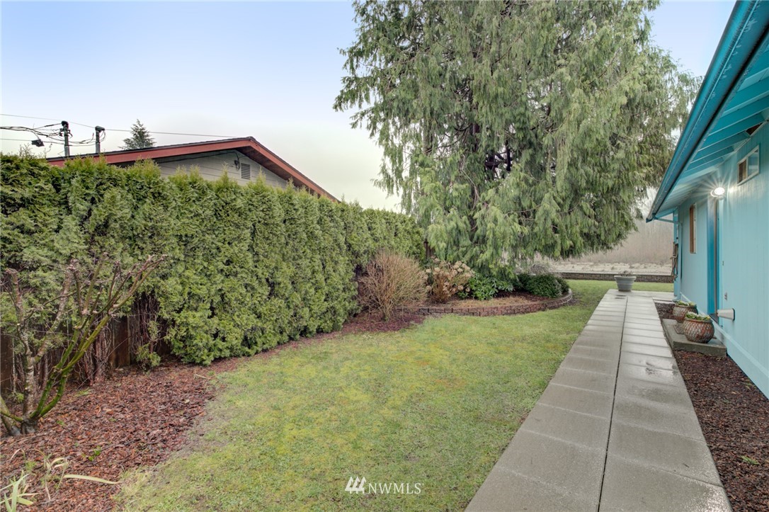 1104 Dyer Road Sultan, WA 98294 - Photo 22 of 40 a view of a backyard with pathway