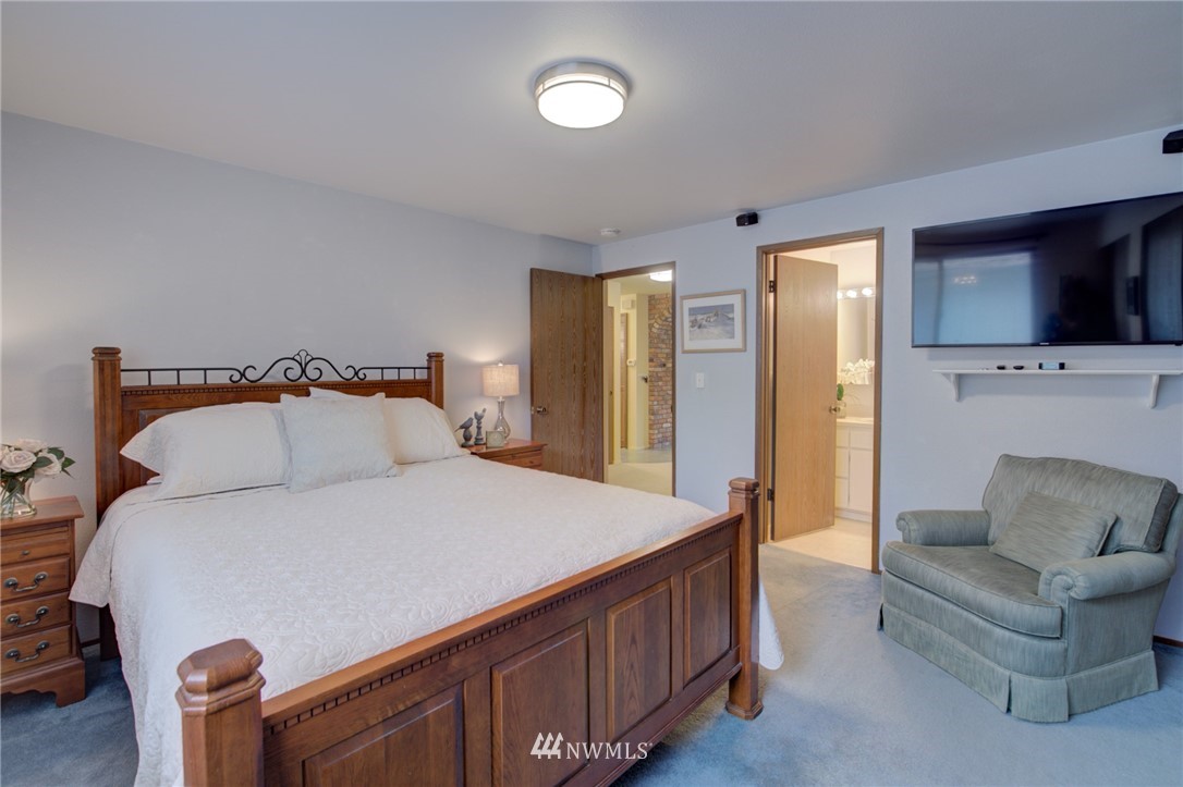 1104 Dyer Road Sultan, WA 98294 - Photo 25 of 40 a bedroom with a bed and a couch
