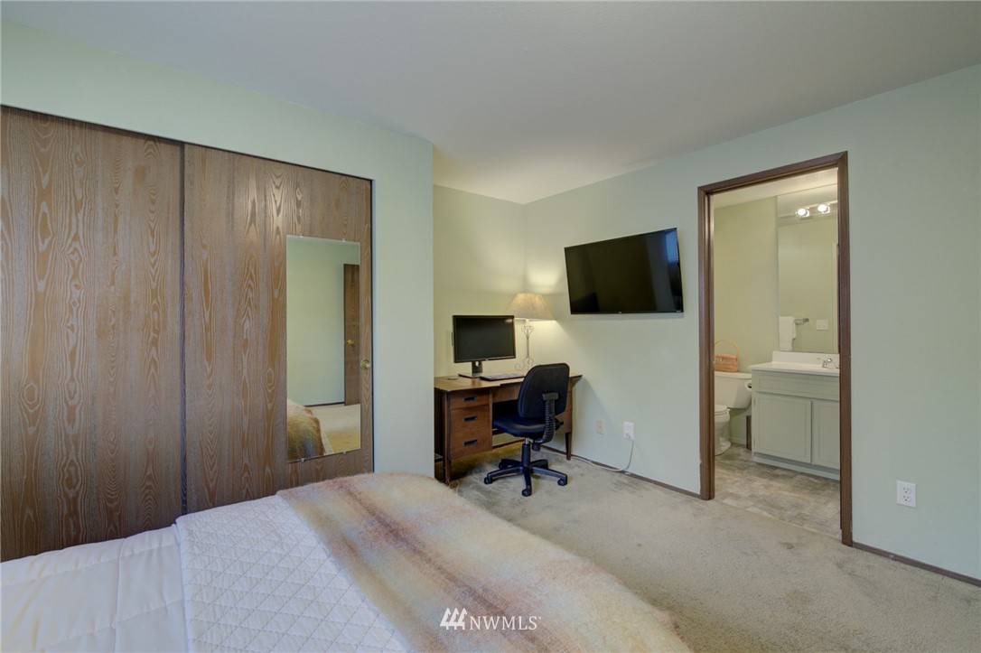 1104 Dyer Road Sultan, WA 98294 - Photo 31 of 40 a bedroom with a workspace
