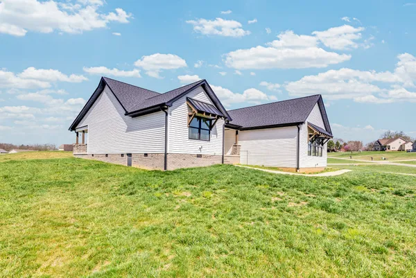 a view of a house with backyard