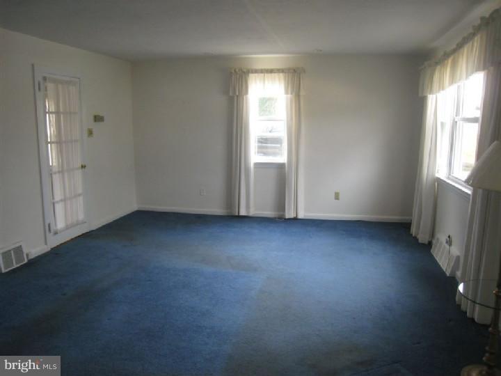 31 Pleasant Road Broomall, PA 19008 - Photo 3 of 16 Living Room