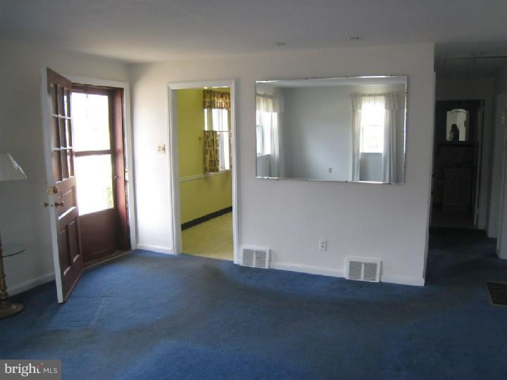 31 Pleasant Road Broomall, PA 19008 - Photo 4 of 16 Living Room