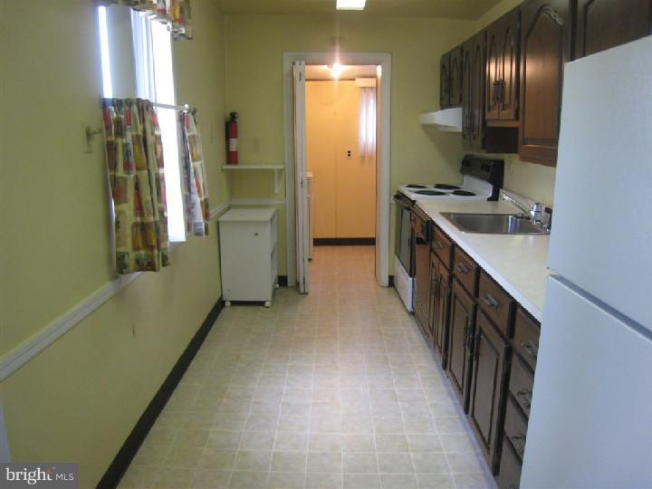 31 Pleasant Road Broomall, PA 19008 - Photo 5 of 16 Kitchen
