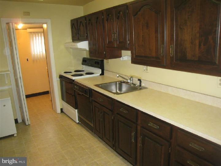 31 Pleasant Road Broomall, PA 19008 - Photo 6 of 16 Kitchen