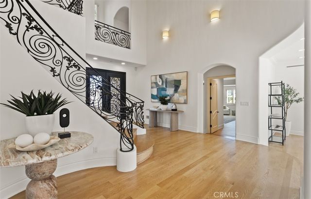 a view of entryway and kitchen