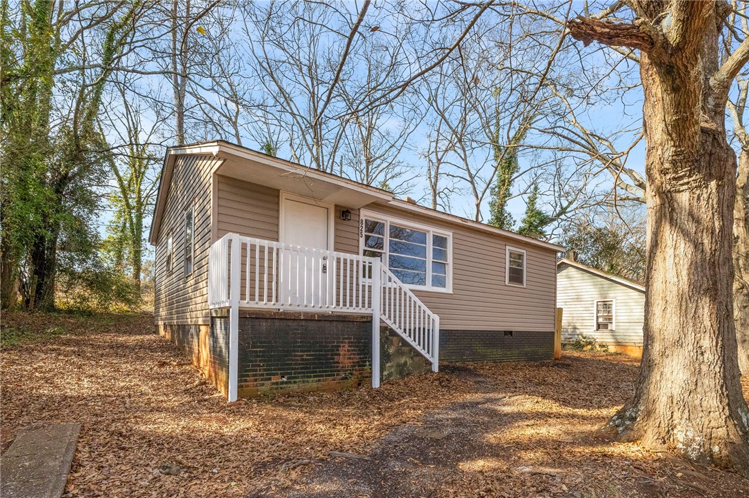 825 Dora Drive Anderson, SC 29624 - Photo 3 of 27 This charming residence features a classic exterior and inviting entrance, offering comfort and simplicity.
