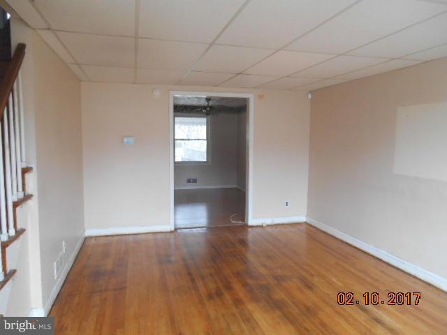 4313 Cedar Garden Road Baltimore, MD 21229 - Photo 3 of 9 Living Room