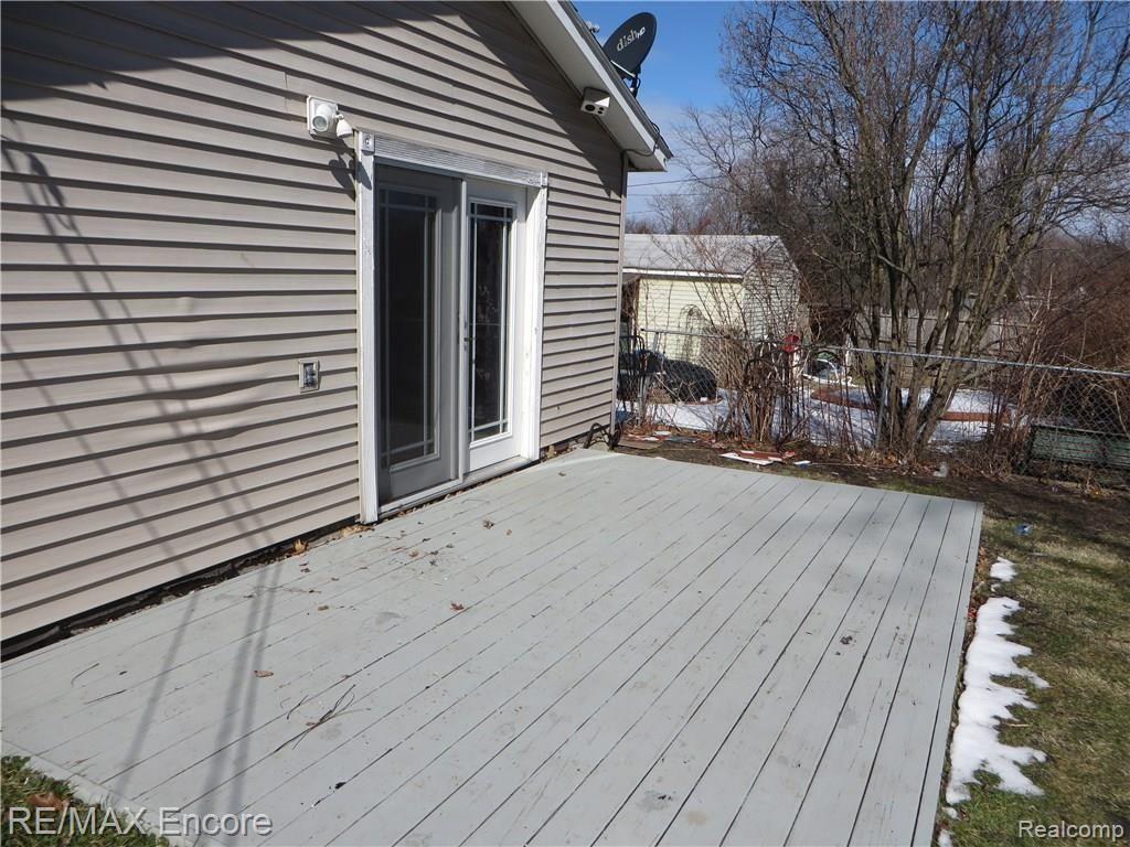 709 Cedarlawn Road Waterford, MI 48328 - Photo 11 of 17 Spacious Deck