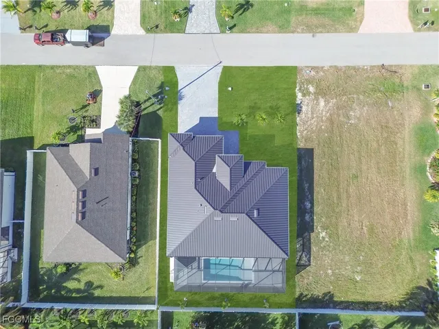 $825,000 | 129 Southwest 33rd Place, Cape Coral, FL 33991