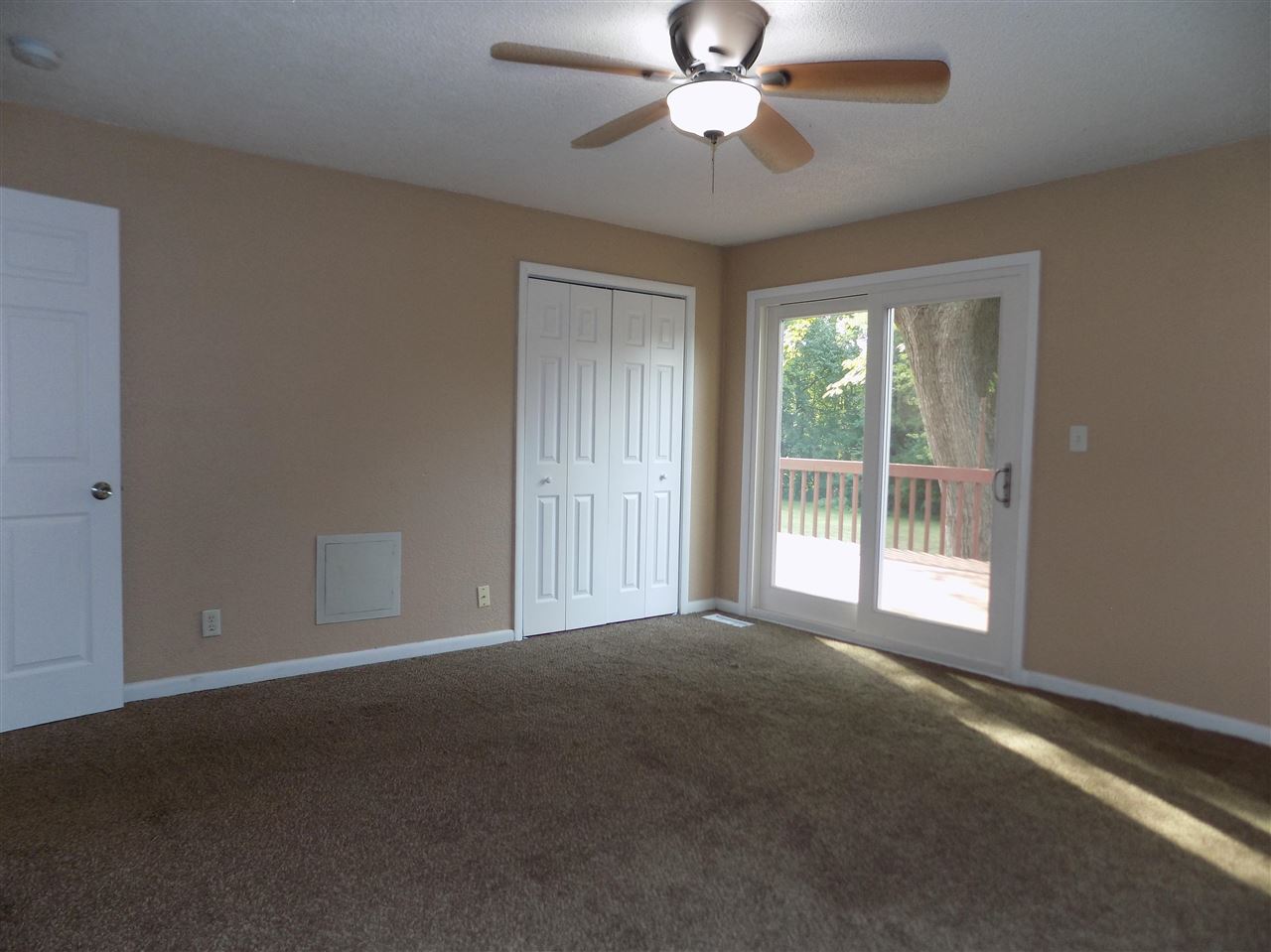 4315 Spring Creek Road Rockford, IL 61107 - Photo 20 of 39 a view of a livingroom with a ceiling fan and window