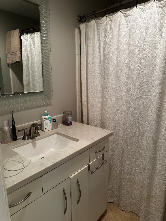 1909 Brun Street, Unit 9 Houston, TX 77019 - Photo 5 of 19 a bathroom with a sink and a mirror