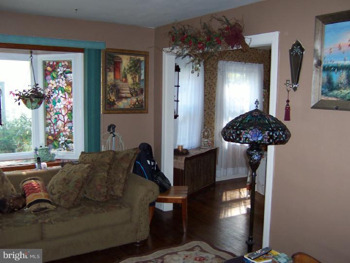 8006 Cooke Road Cheltenham, PA 19027 - Photo 14 of 16 Living Room