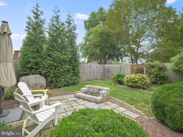 a view of a yard with a tree