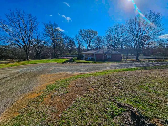 a view of a yard with a house