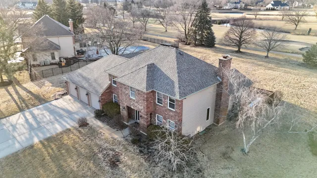 a view of a houses with yard