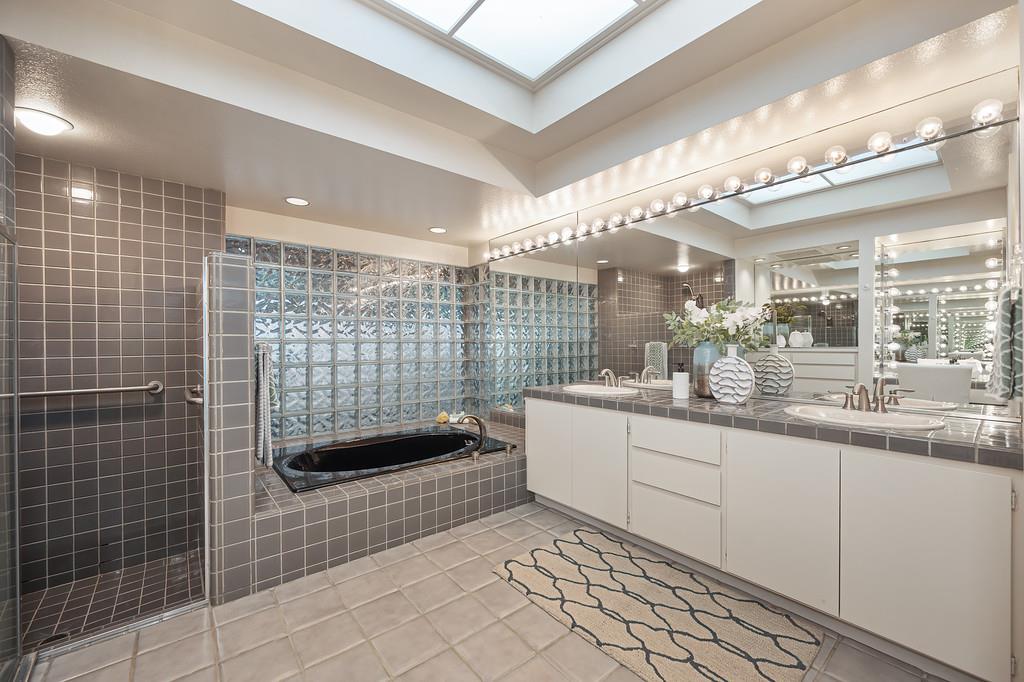 7650 Pineridge Road Fair Oaks, CA 95628 - Photo 28 of 67 Large primary bathroom