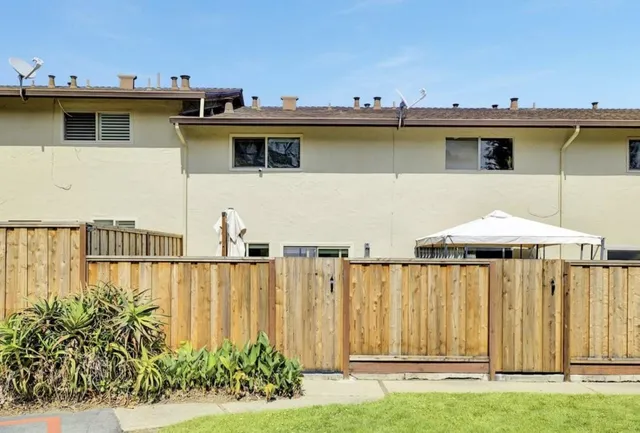 a picture of a very nice looking hallway