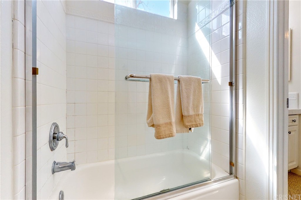 953 Clear Sky Place Simi Valley, CA 93065 - Photo 37 of 53 a bathroom with a bathtub