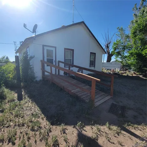 a house view with a backyard space
