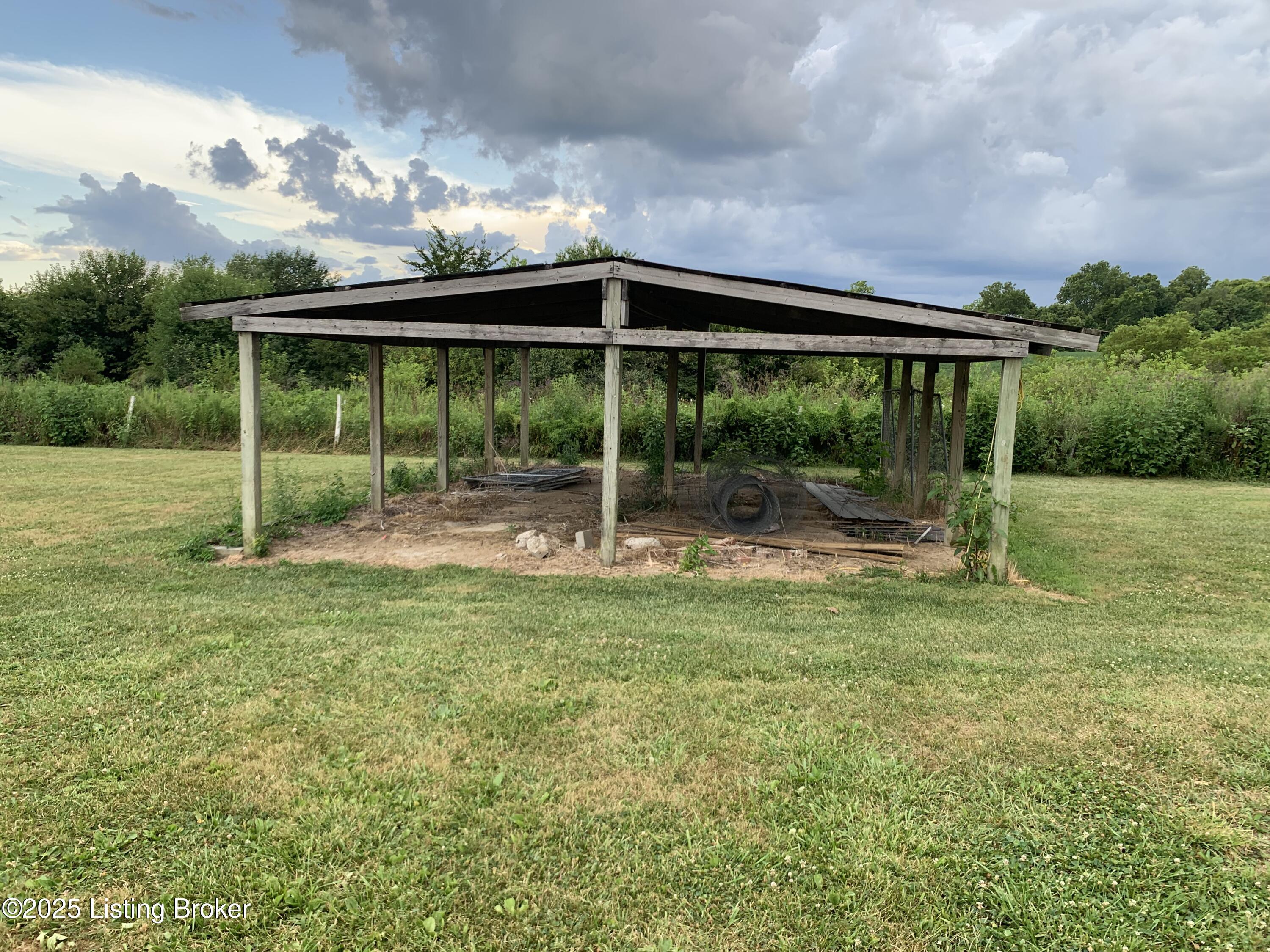 1625 Jackson Road Eminence, KY 40019 - Photo 18 of 21 Covered pen