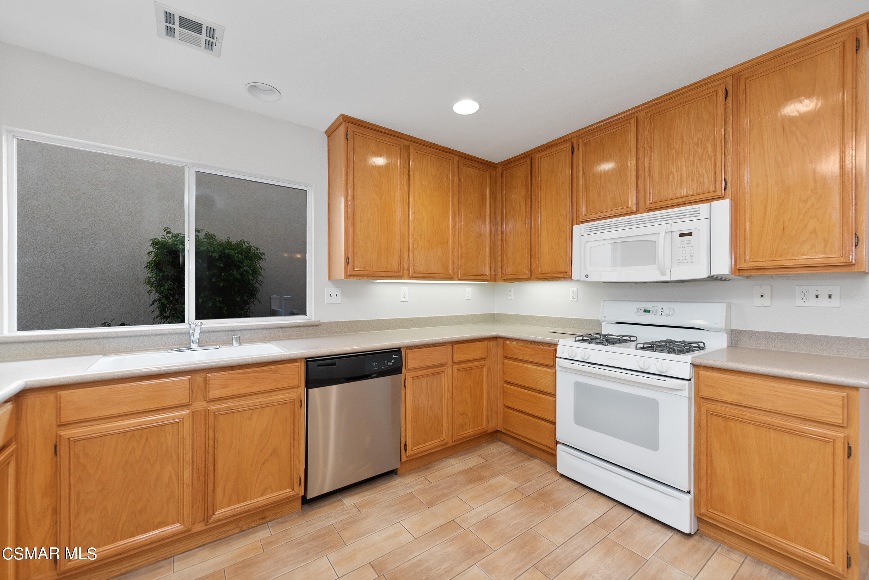 5641 Daisy Street Simi Valley, CA 93063 - Photo 16 of 49 Kitchen