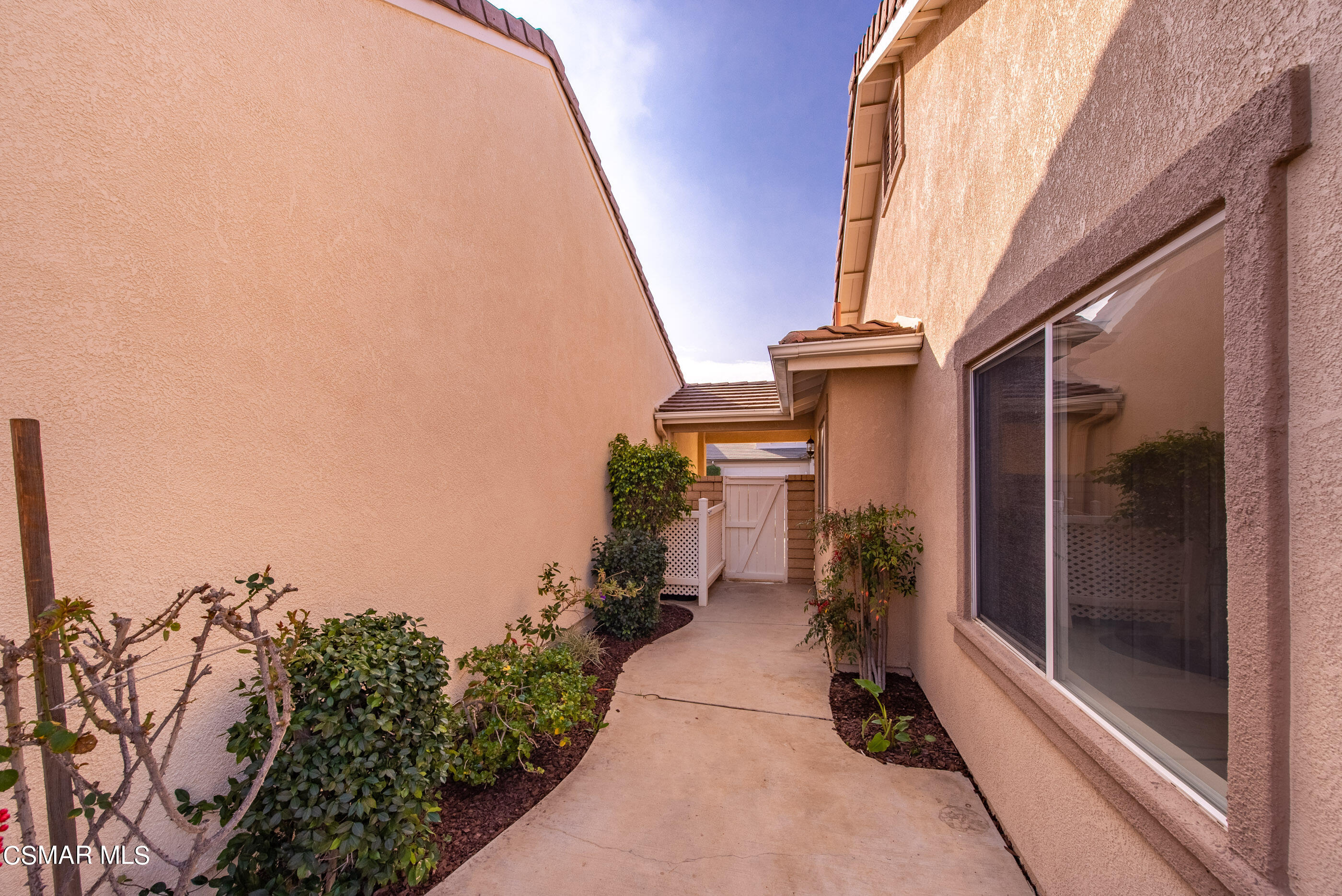 5641 Daisy Street Simi Valley, CA 93063 - Photo 37 of 49 Side Yard