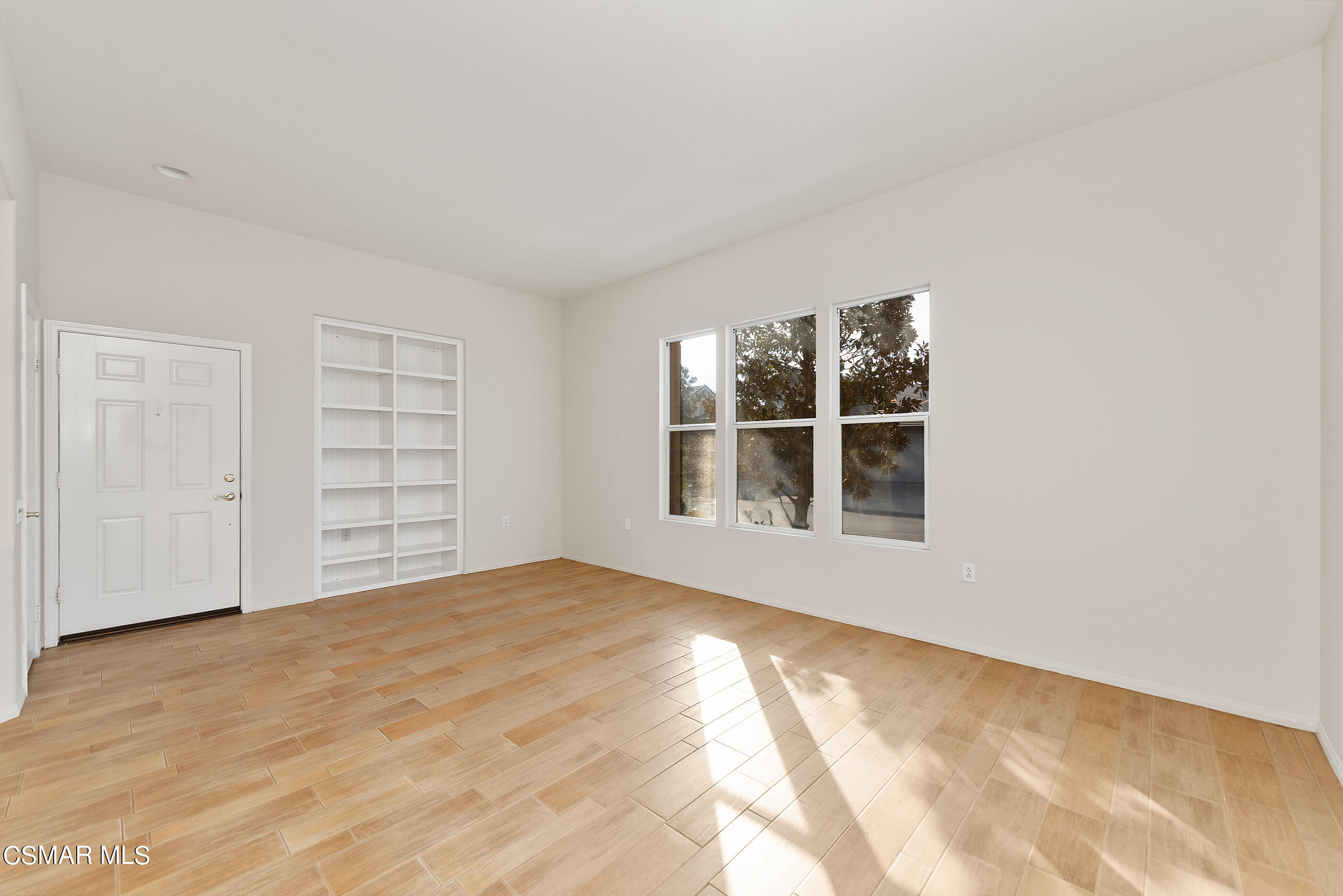 5641 Daisy Street Simi Valley, CA 93063 - Photo 7 of 49 Living Room
