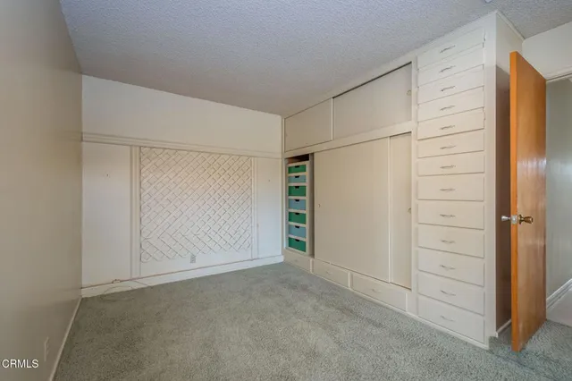 a view of livingroom with furniture
