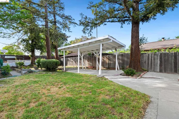 a view of a house with backyard and porch