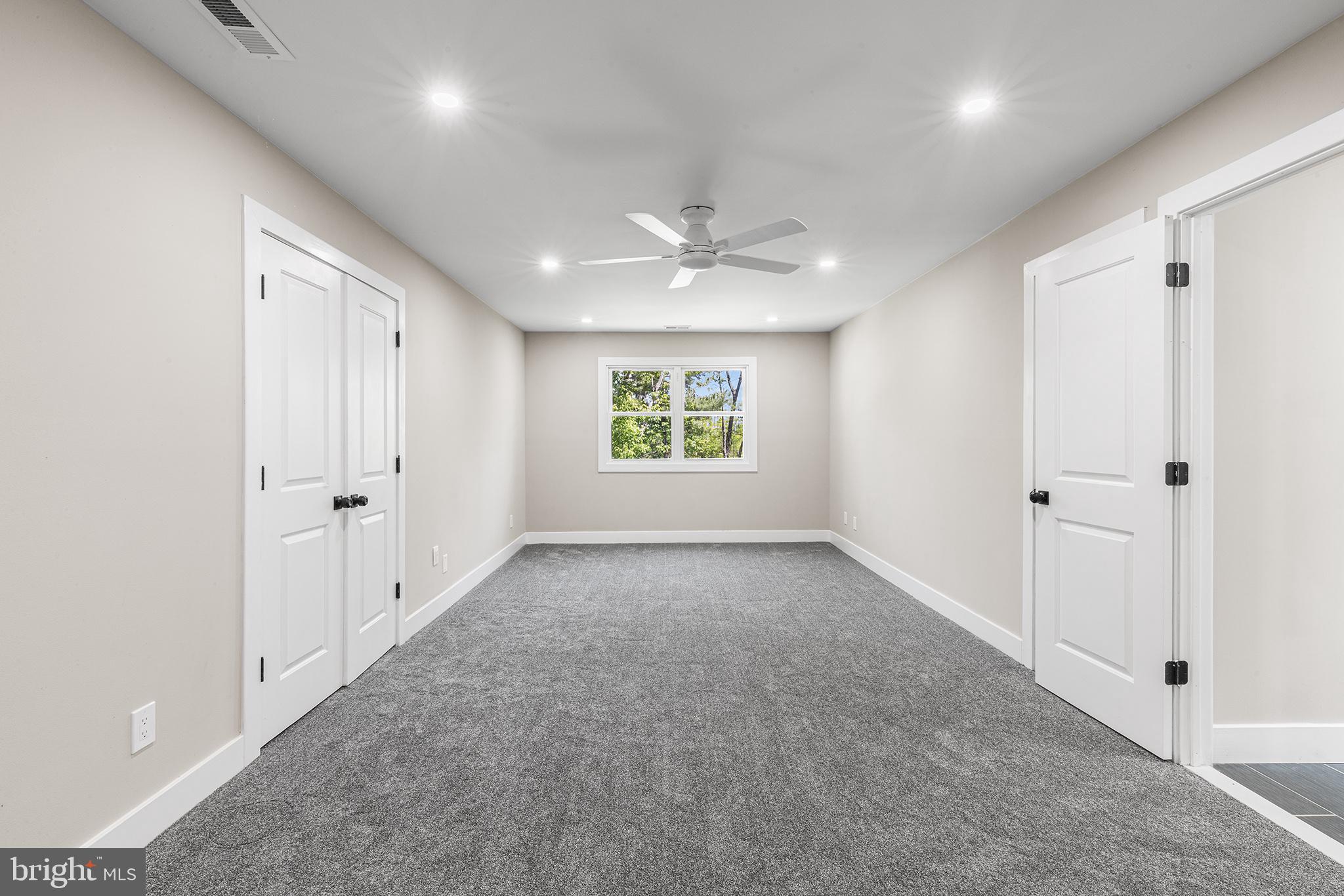 849 Glenn Circle Wayne, PA 19087 - Photo 28 of 36 en empty room with windows and ceiling fan