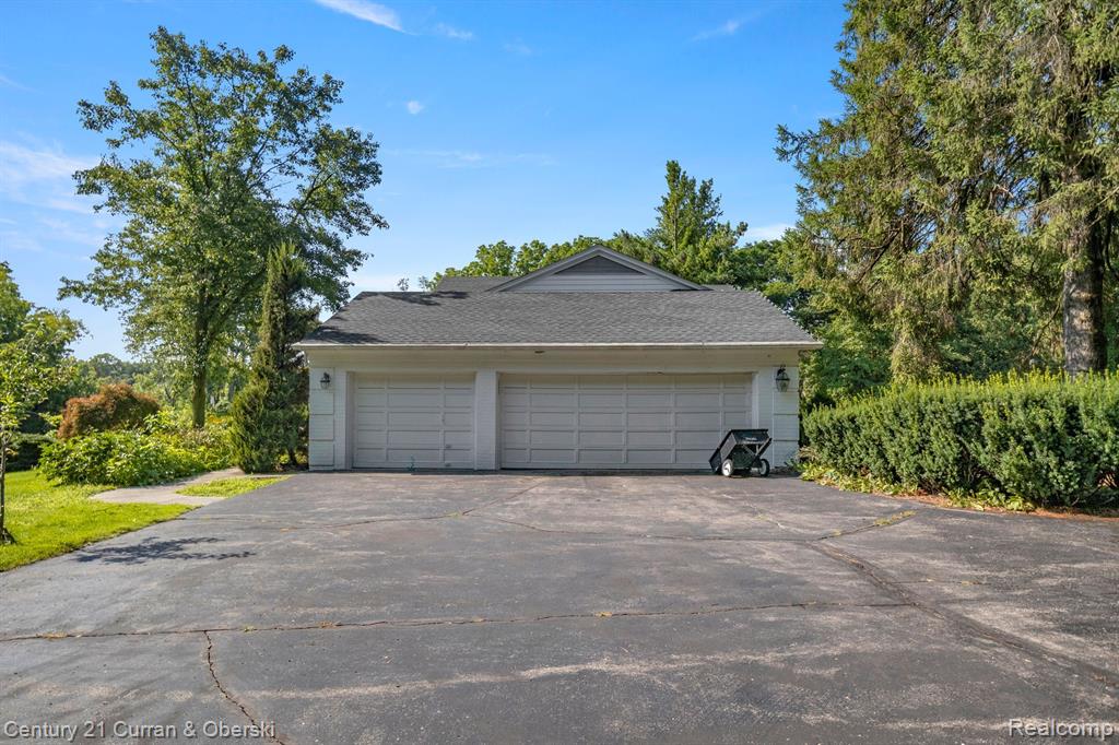 1863 Squirrel Road Bloomfield Hills, MI 48304 - Photo 5 of 78 Gallery Image 5