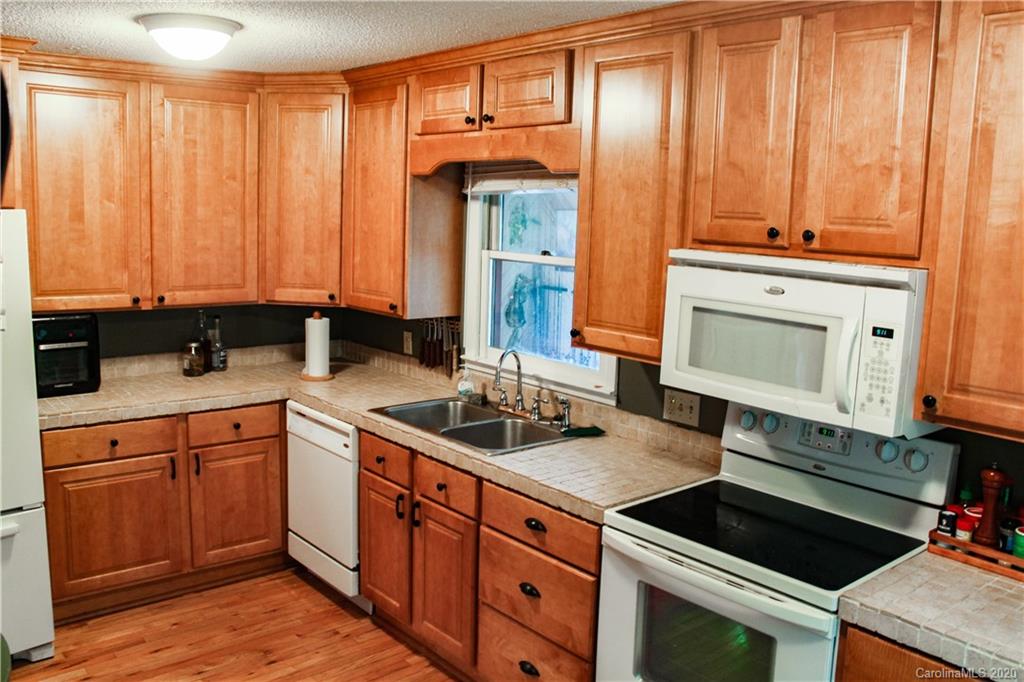 138 Lakeview Road Spruce Pine, NC 28777 - Photo 13 of 31 Gallery Image 13