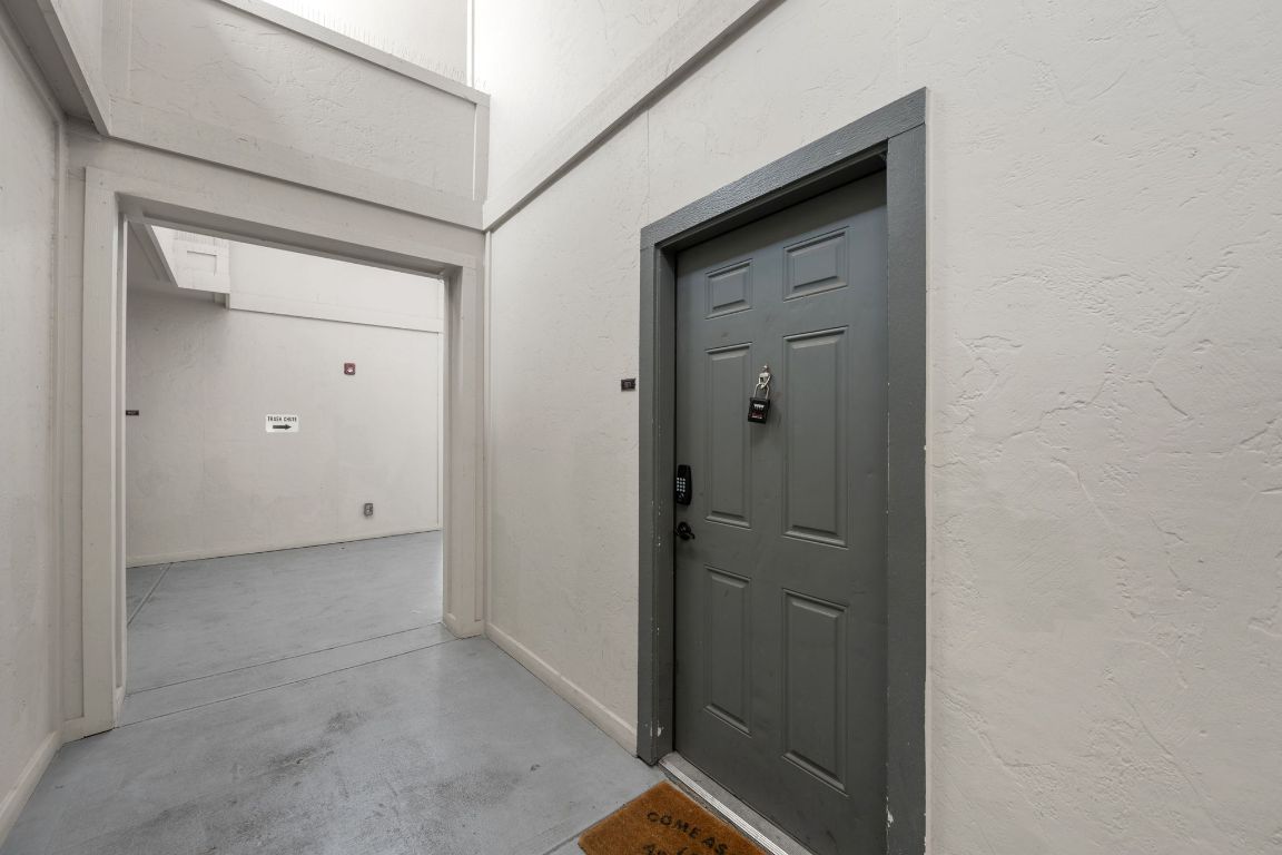 2502 Leon Street, Unit 511 Austin, TX 78705 - Photo 20 of 27 a view of a hallway