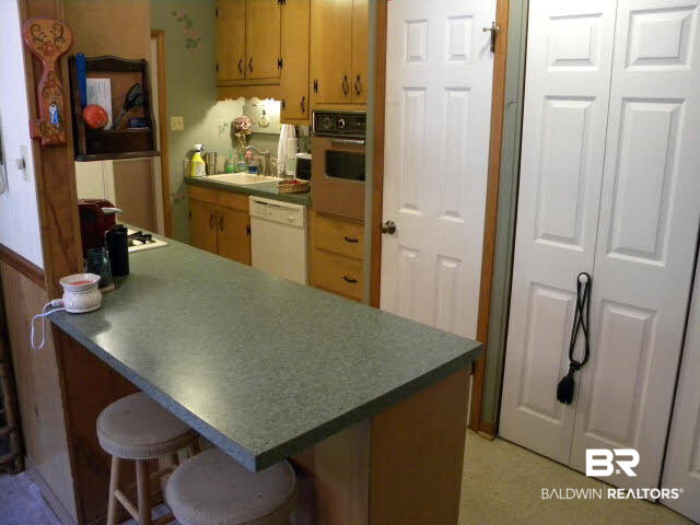 5913 Montfort Road South Mobile, AL 36608 - Photo 10 of 19 Kitchen w/ Bar