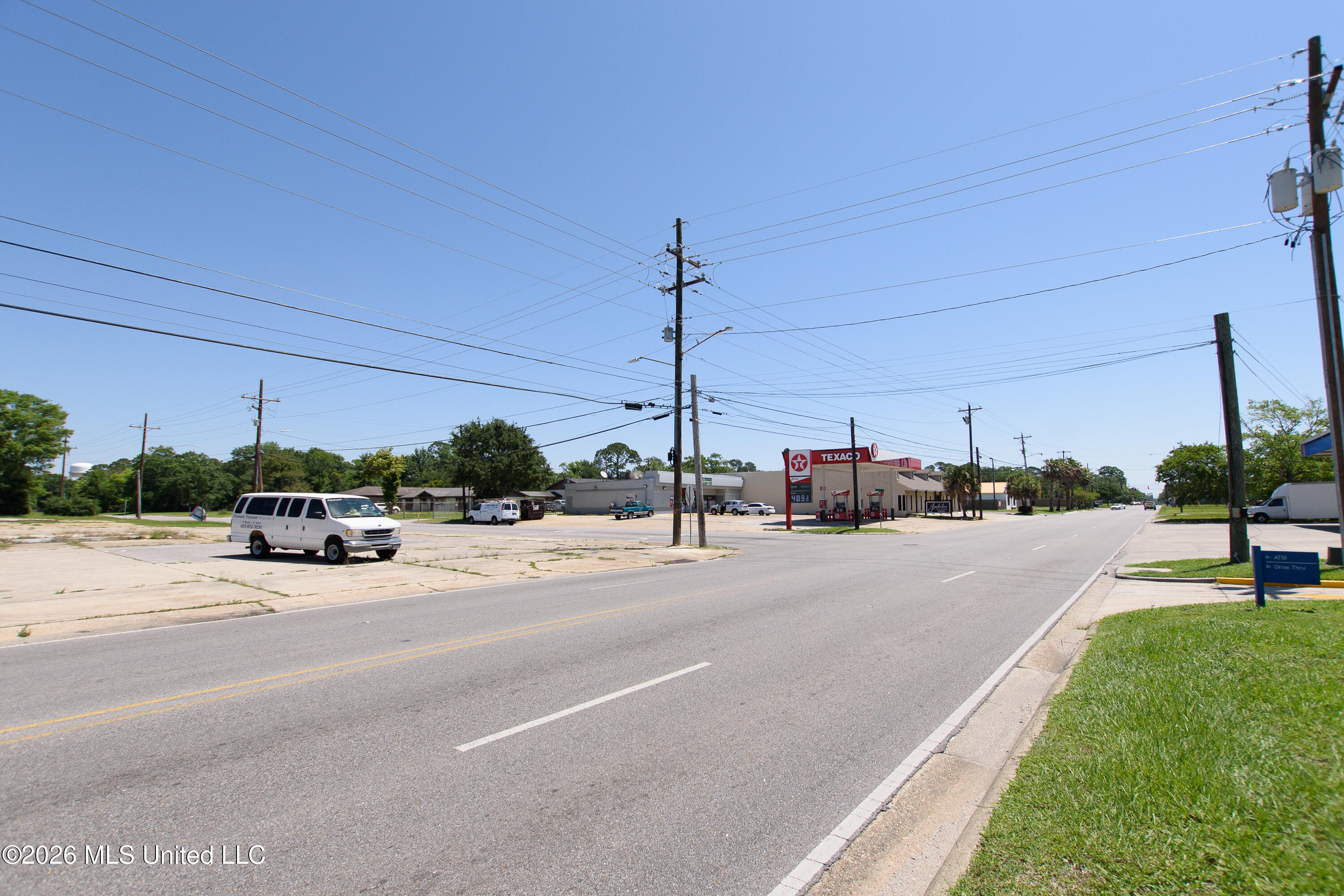 2003 Chicot Road Pascagoula, MS 39581 - Photo 3 of 9 DSC_0036
