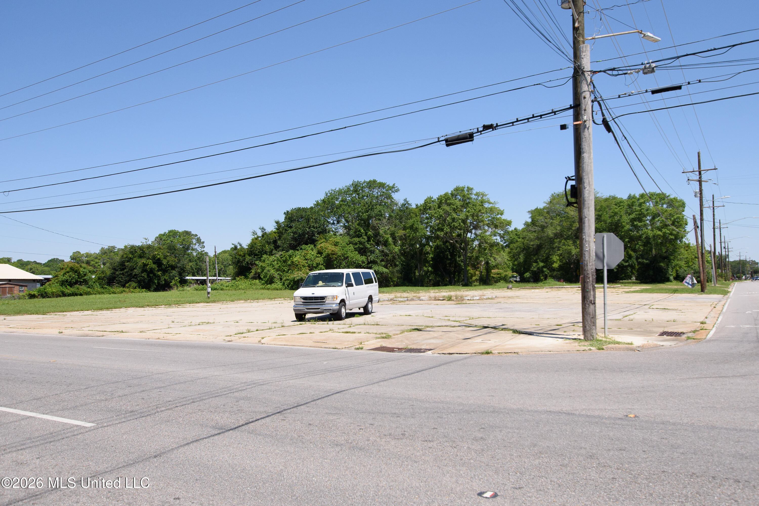2003 Chicot Road Pascagoula, MS 39581 - Photo 4 of 9 DSC_0037