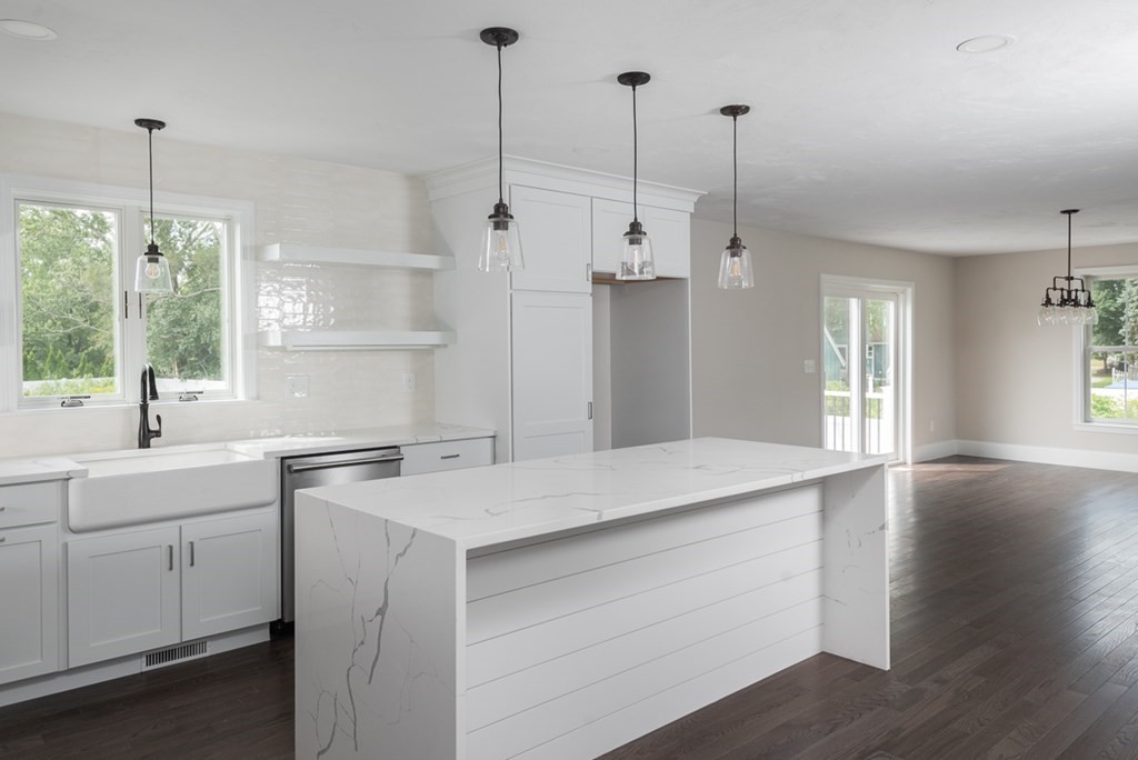 7 Thomas Mann Circle Norfolk, MA 02056 - Photo 3 of 26