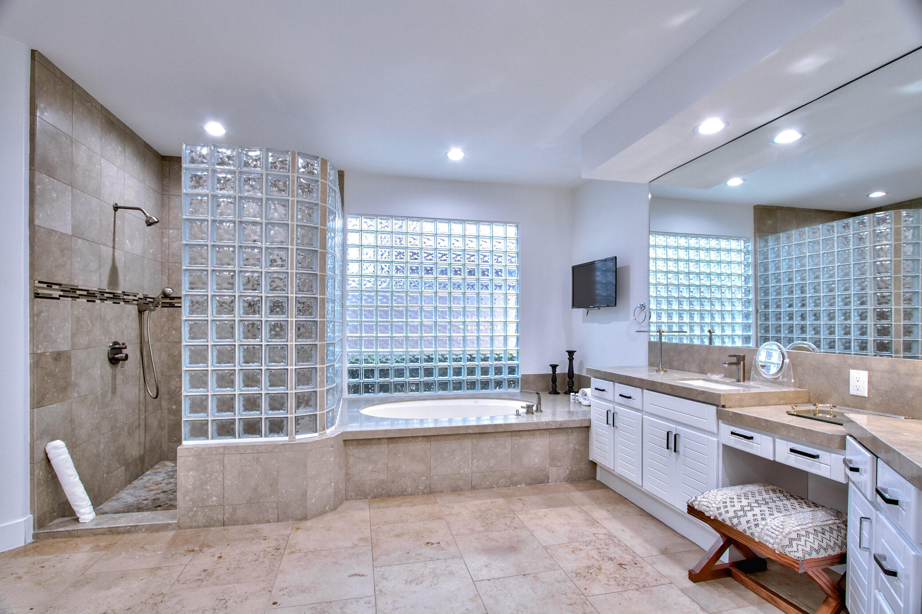 54400 Riviera La Quinta, CA 92253 - Photo 50 of 69 48-Master-Bathroom