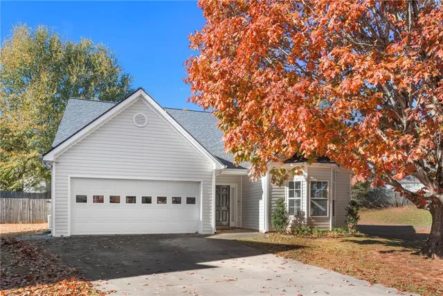 a view of a house with a yard
