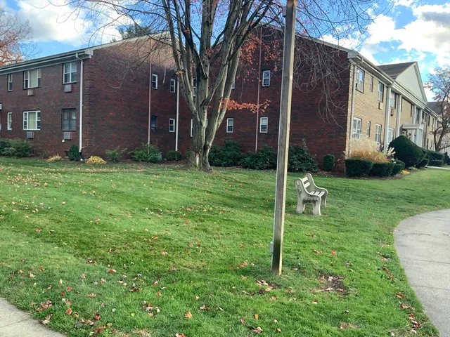 $169,900 | 109 Regency Park Drive, Unit 109, Agawam, MA 01001