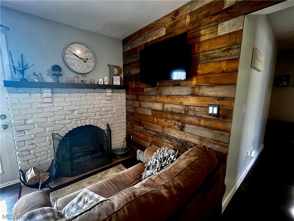 16771 Kinsman Road Middlefield, OH 44062 - Photo 7 of 27 Family Room