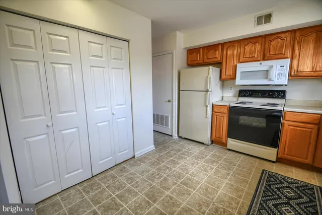 $2,550 | 13 Yorktown Court, Unit 115 U13, Blue Bell, PA 19422