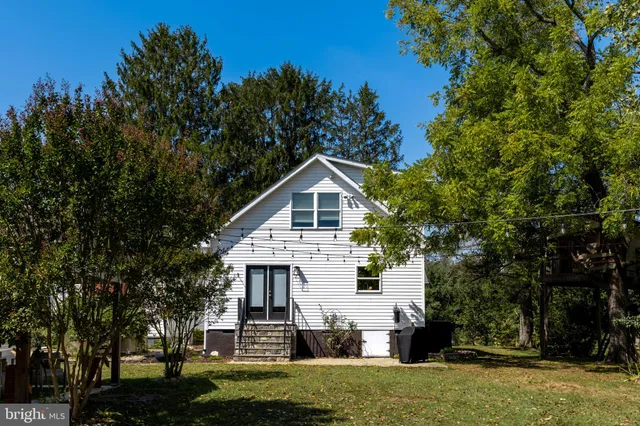 a view of house with a yard