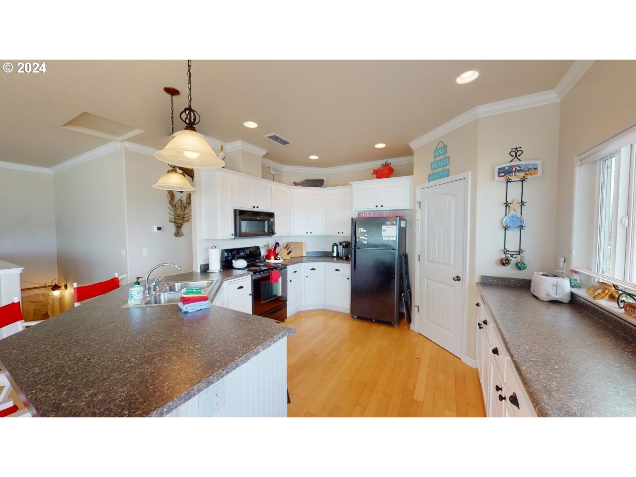 94042 Doyle Point Road Wedderburn, OR 97444 - Photo 11 of 35 Kitchen
