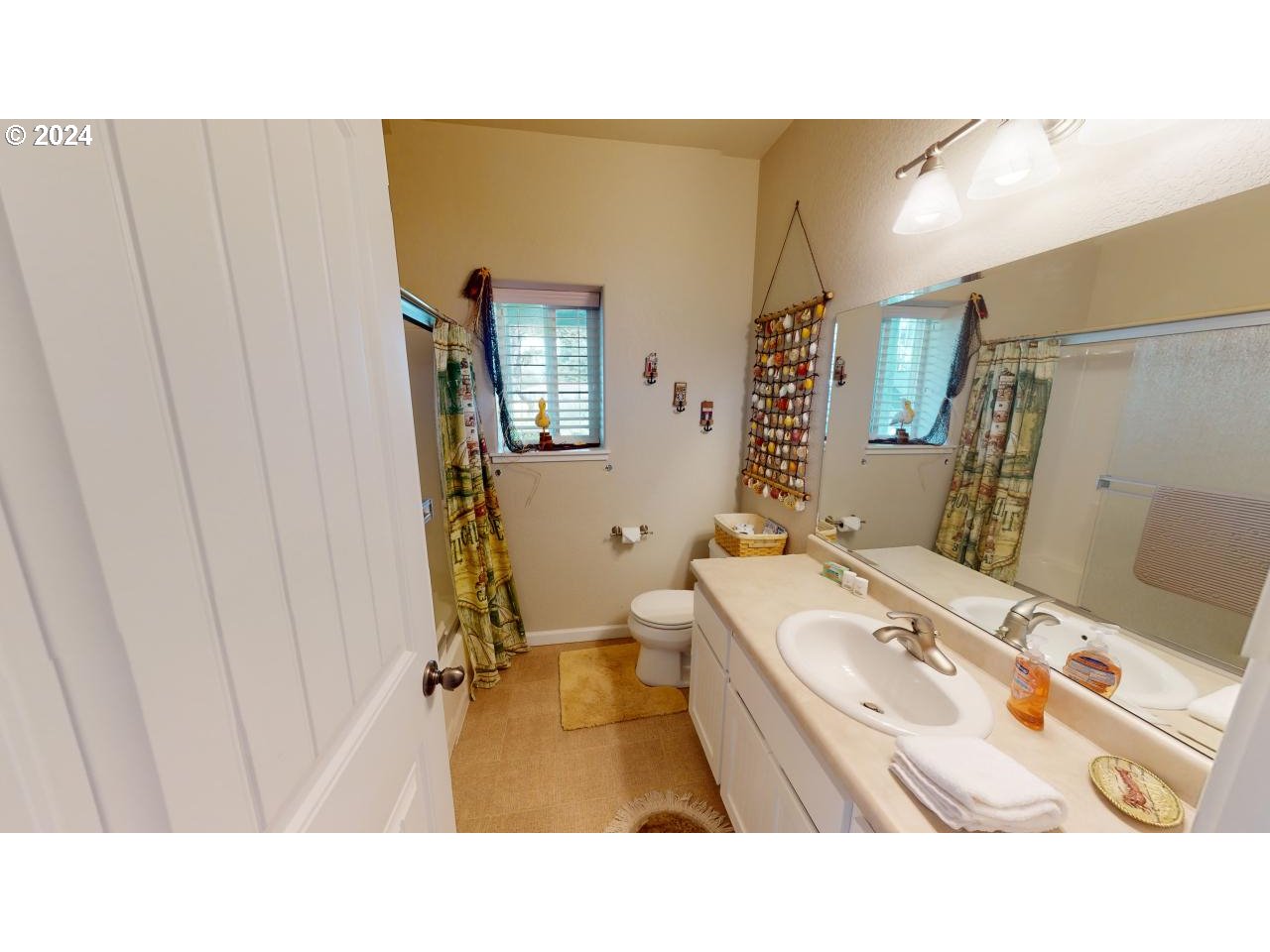 94042 Doyle Point Road Wedderburn, OR 97444 - Photo 23 of 35 Bathroom